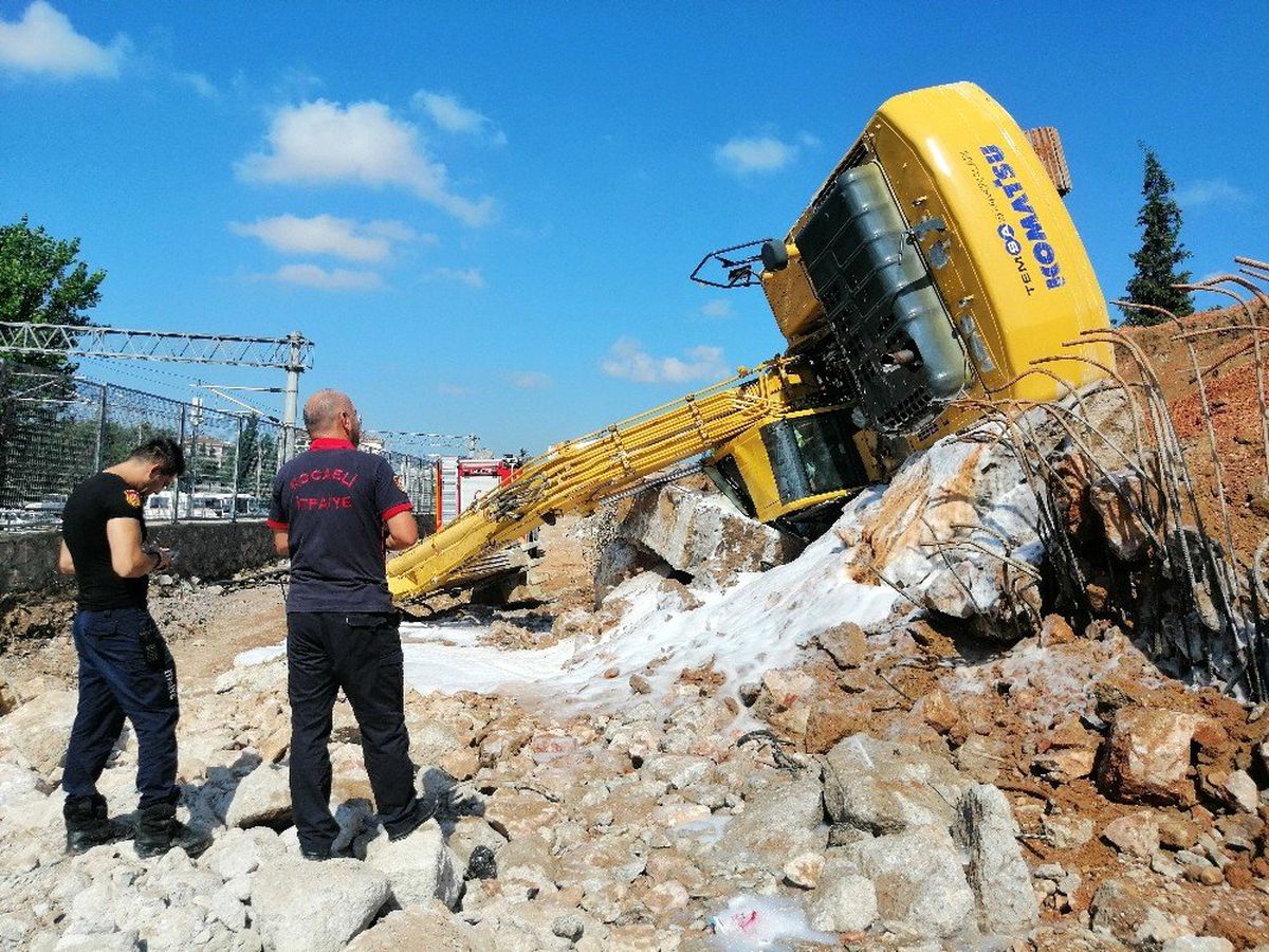 Kocaeli\'de iş makinesi devrildi: 1 yaralı
