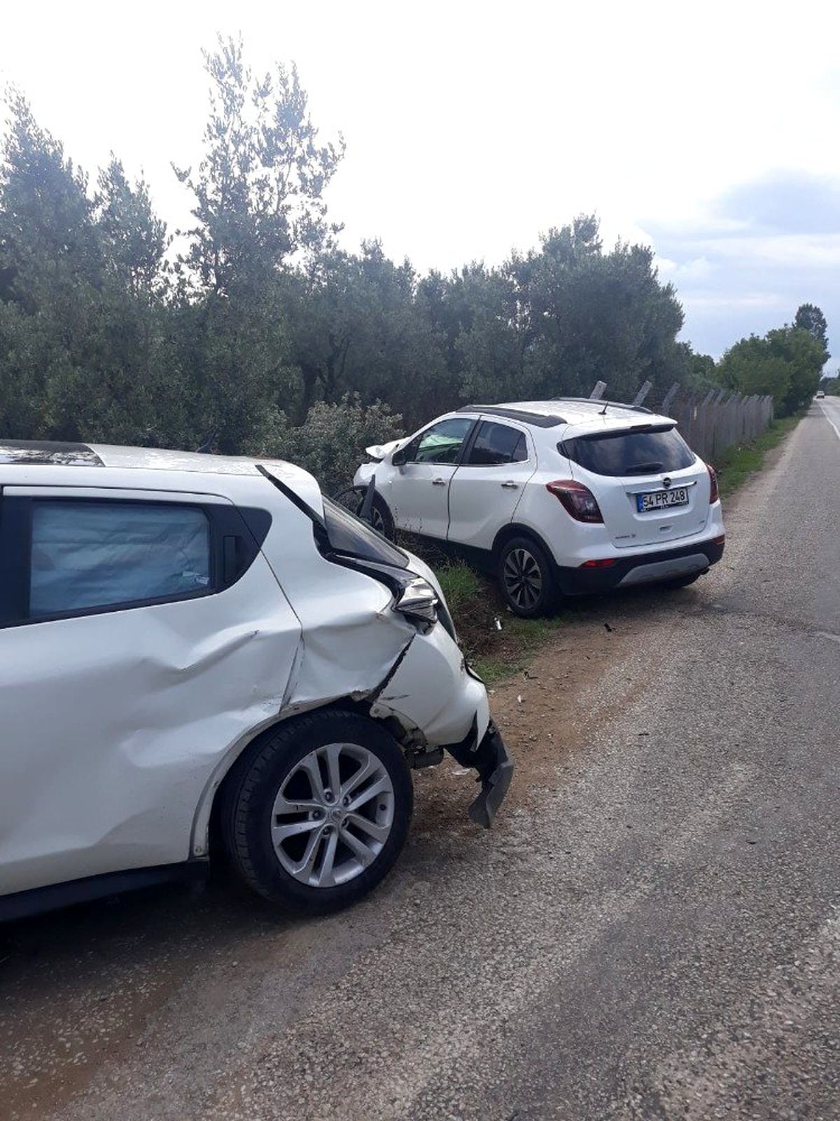 Lüks araçlar kavşakta çarpıştı: 3 yaralı