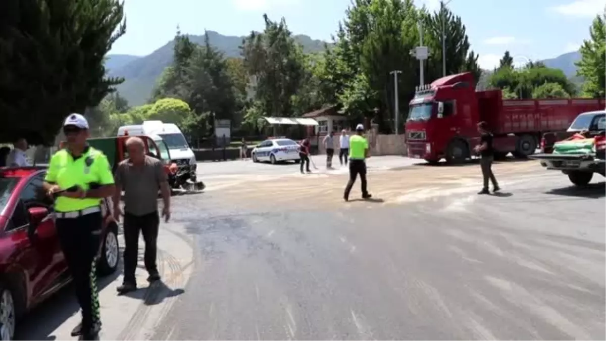 Mazgala takılarak delinen tırın deposundaki akaryakıt yola döküldü