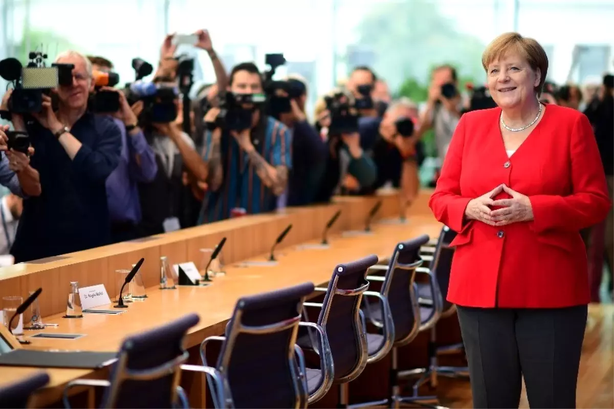 Son günlerde hastalığıyla gündem olan Angela Merkel 2021\'de siyaseti bırakacağını açıkladı