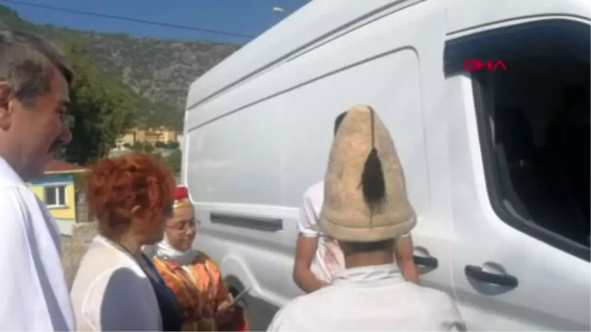 MERSİN Festival, sürücülere muz ikramıyla başladı