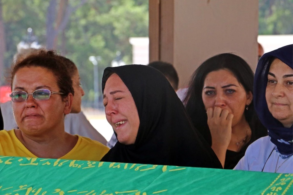Minik Azra, ailesi ve yakınlarını gözyaşlarına boğdu