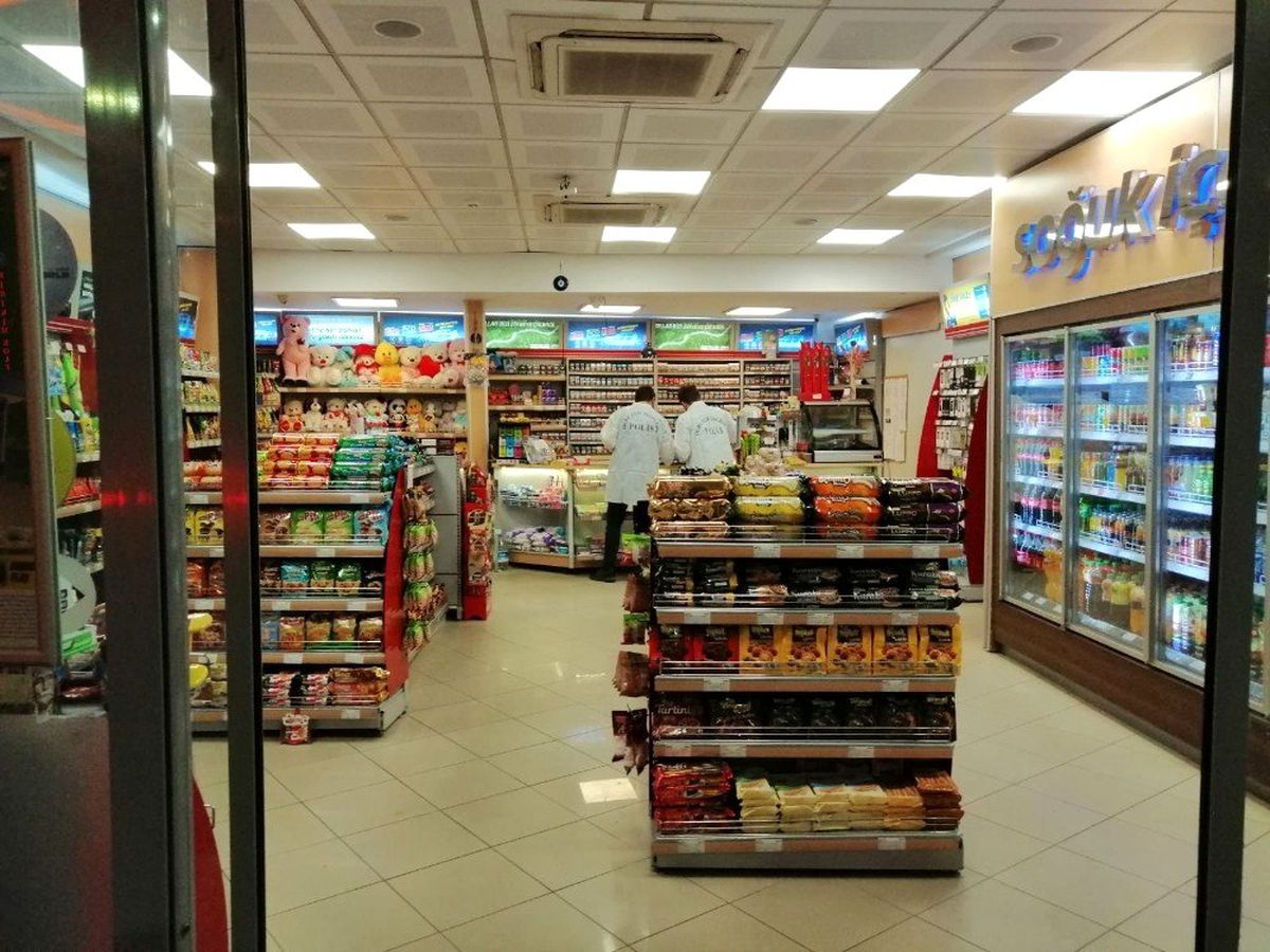 Önce kasadaki parayı sonra sigarayı istediler