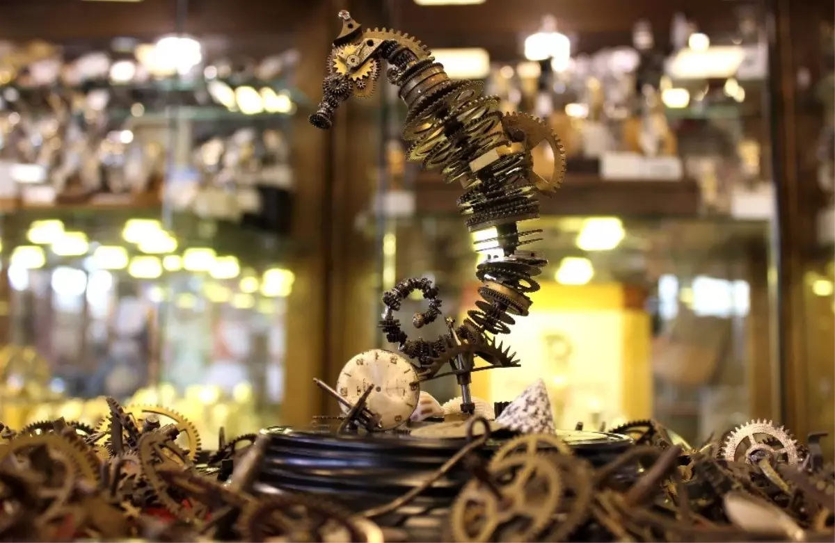 (Özel) Asırlık saat parçalarından tablo ve heykel yapıyor