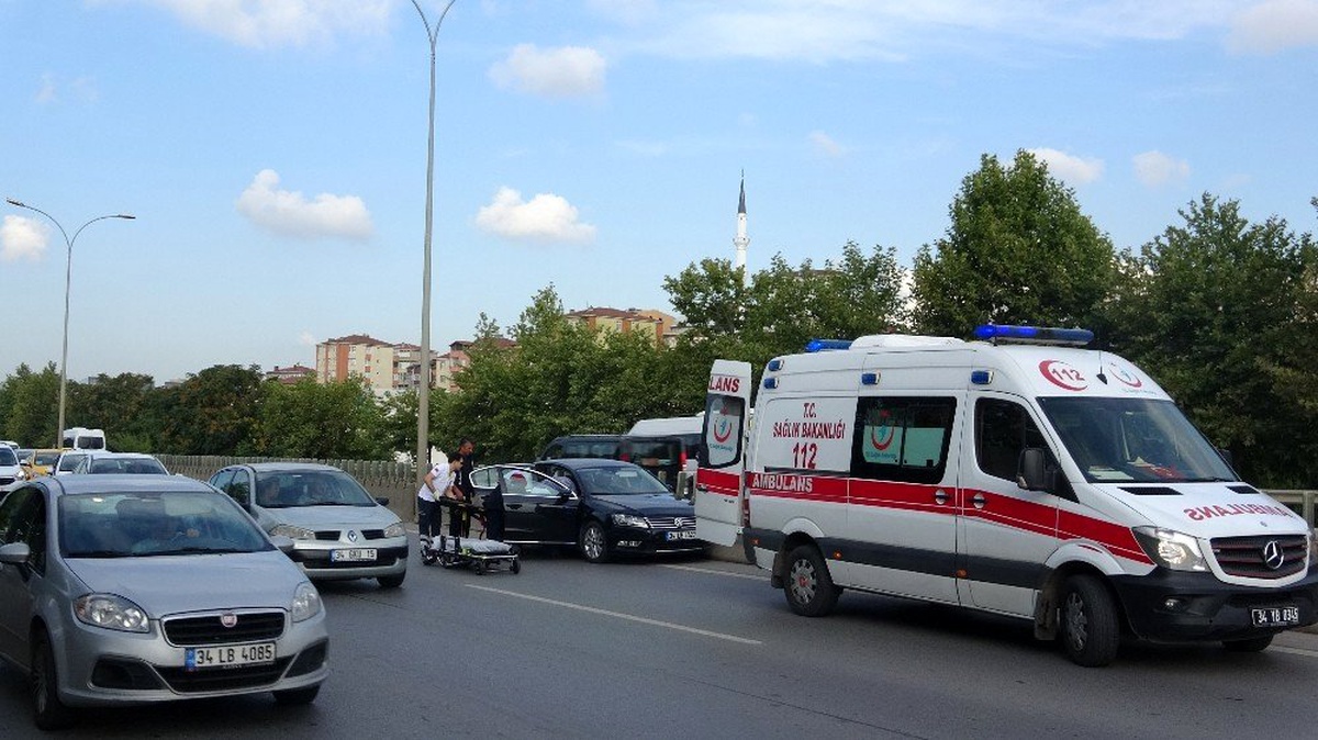 (Özel) Pendik\'te kontrolden çıkan araç beton bariyerlere çarptı: 1 yaralı