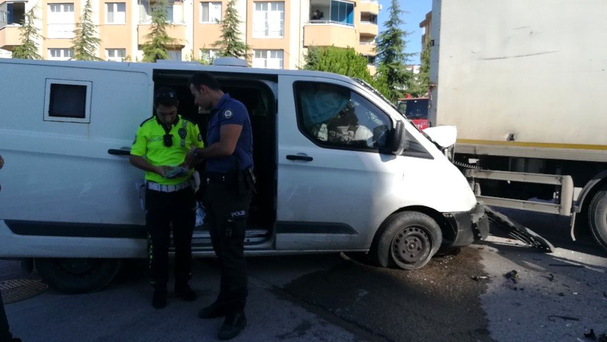 Para nakil aracı kamyon ile çarpıştı: 3 yaralı