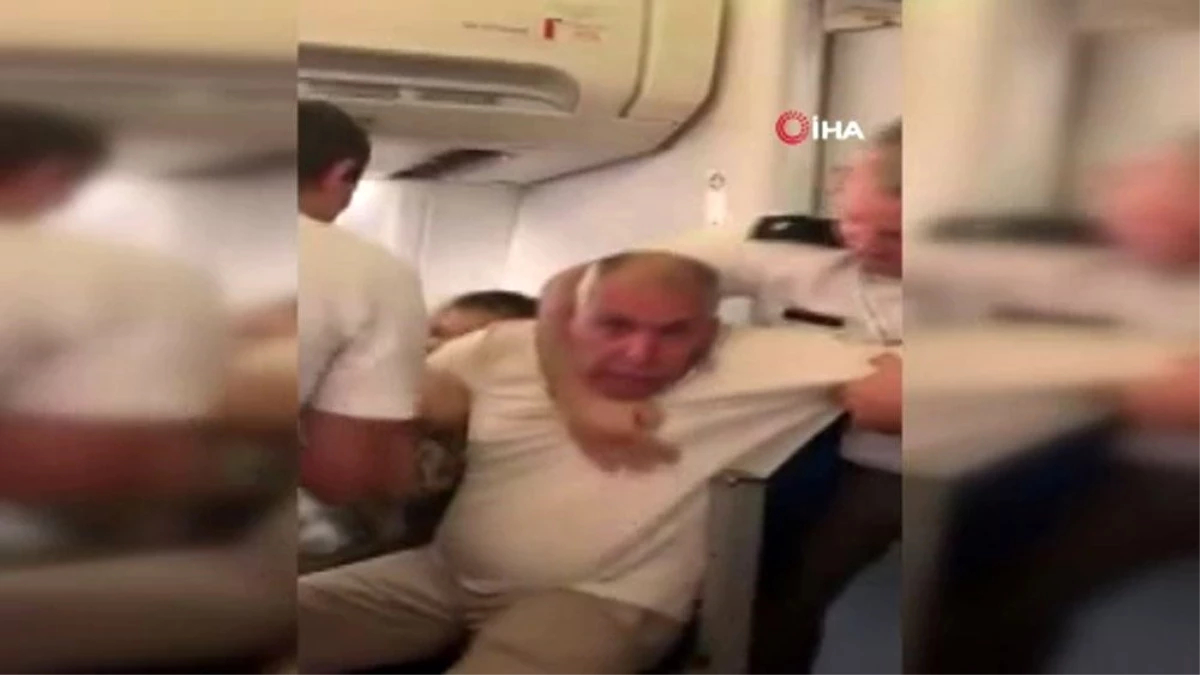 Romanya polisi, bagajını uçak koridoruna koyan Mısırlı yolcuyu dövdü