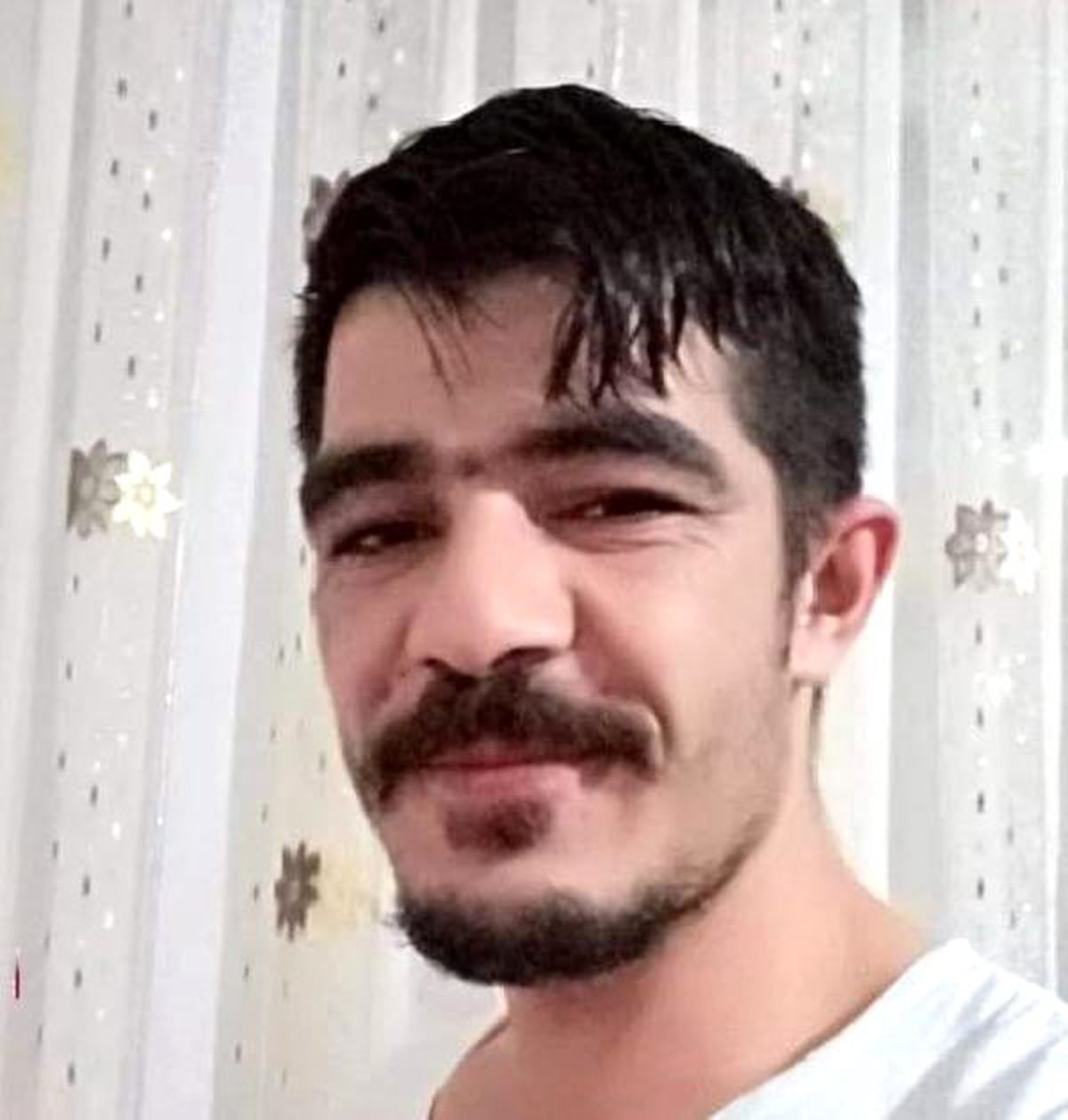 Sabaha kadar gitar çalıp, intihar etti