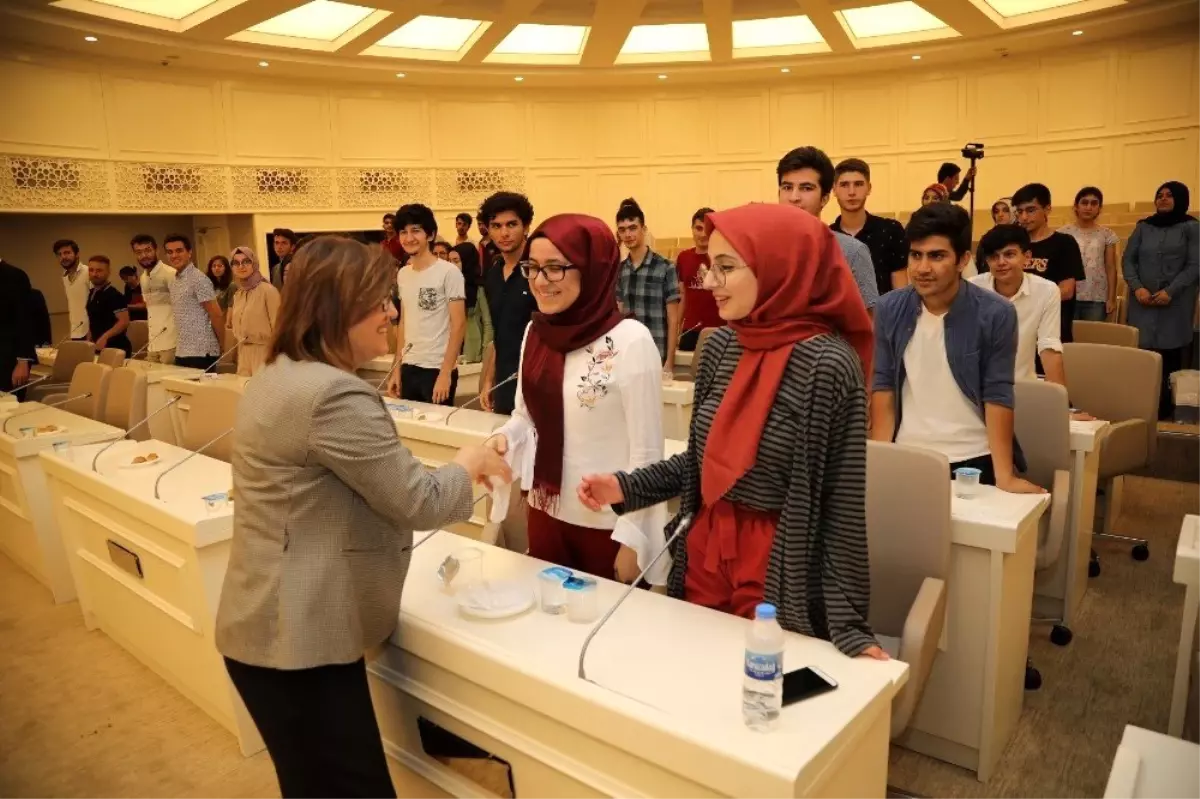 Şahin, YKS\'de başarılı öğrencileri ödüllendirdi