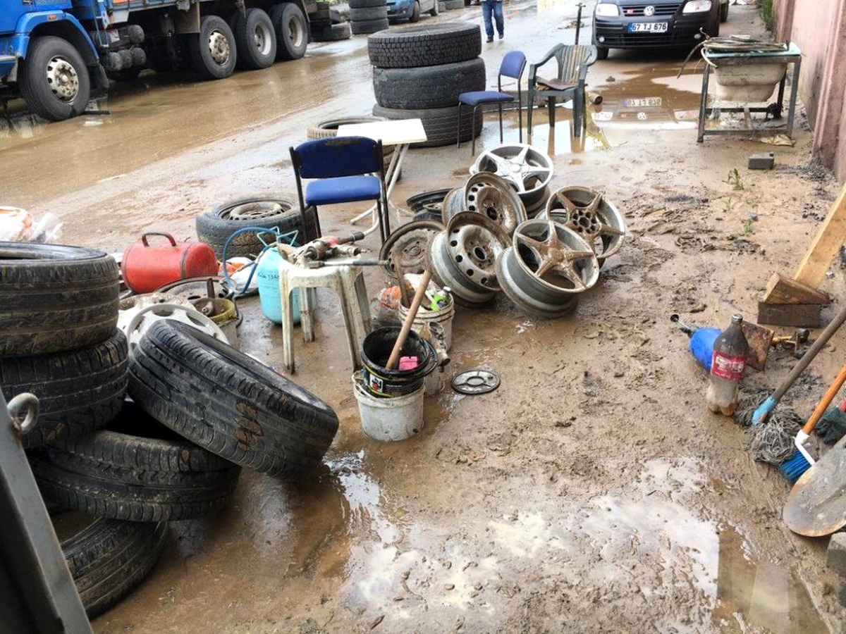 Selden zarar gören Kışla esnafı yeniden işine döndü