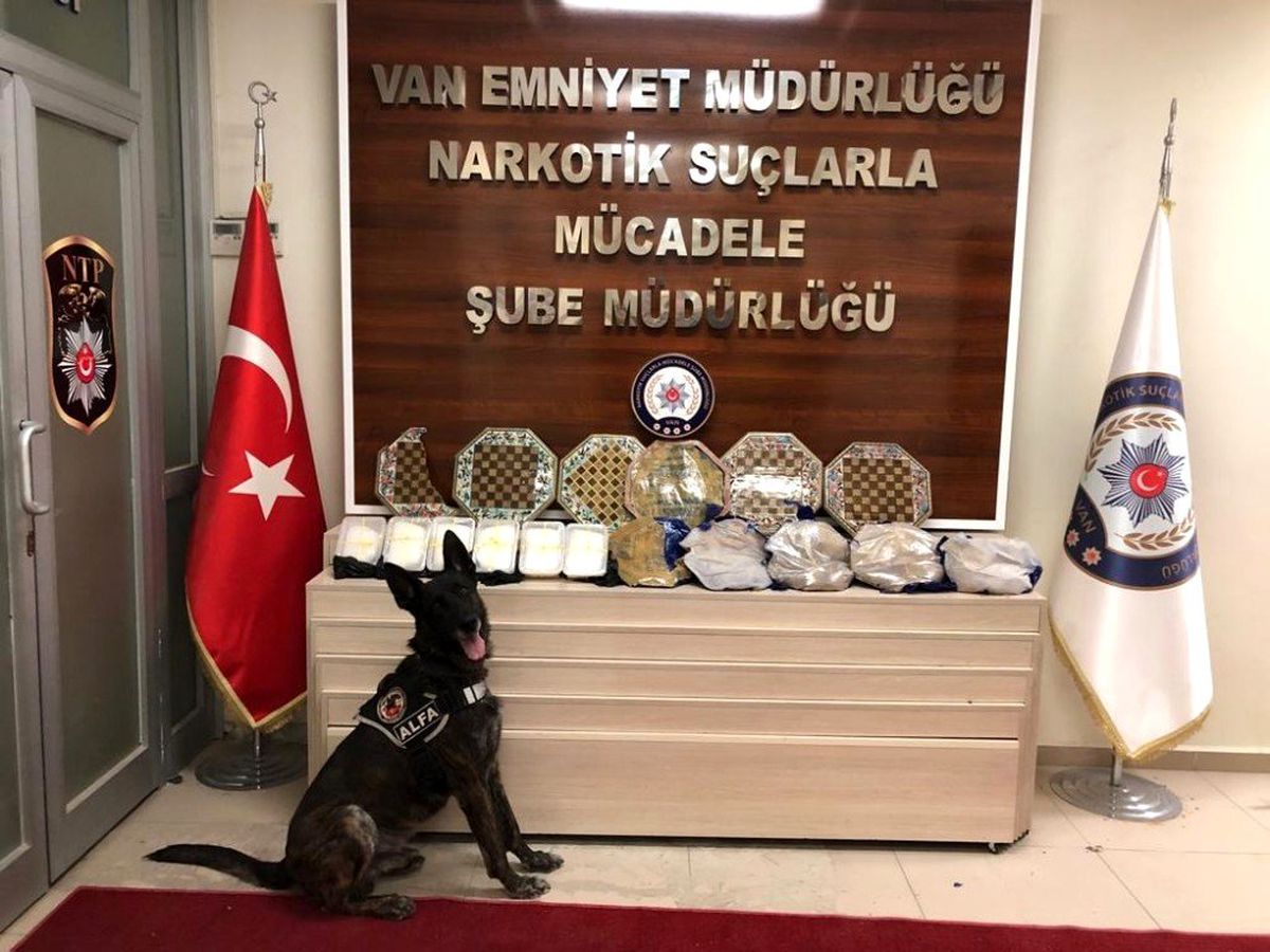 Sırt çantasındaki dama tahtalarının arasından uyuşturucu çıktı