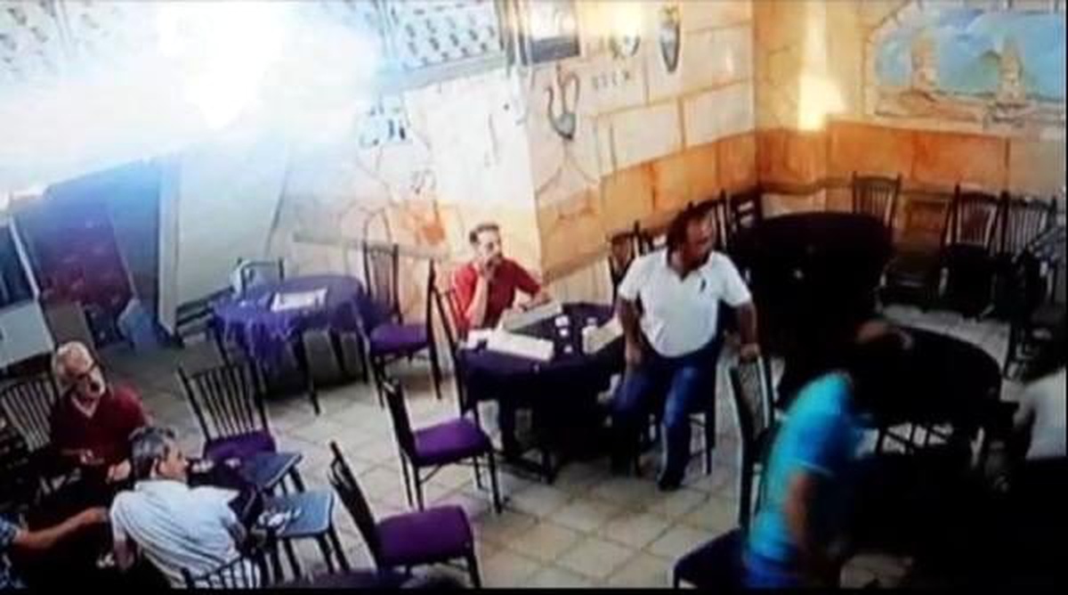 Tartıştığı ağabeyini kahvede bıçakladı