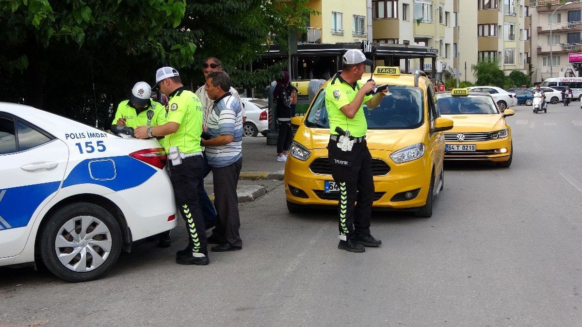 Ticari taksilerin bagajından av tüfeği ve bıçak çıktı