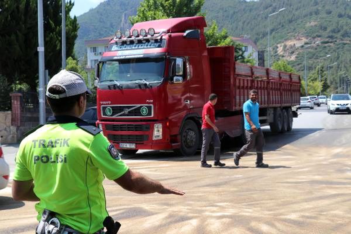 TIR\'ın yakıt deposuna mazgal demiri saplandı