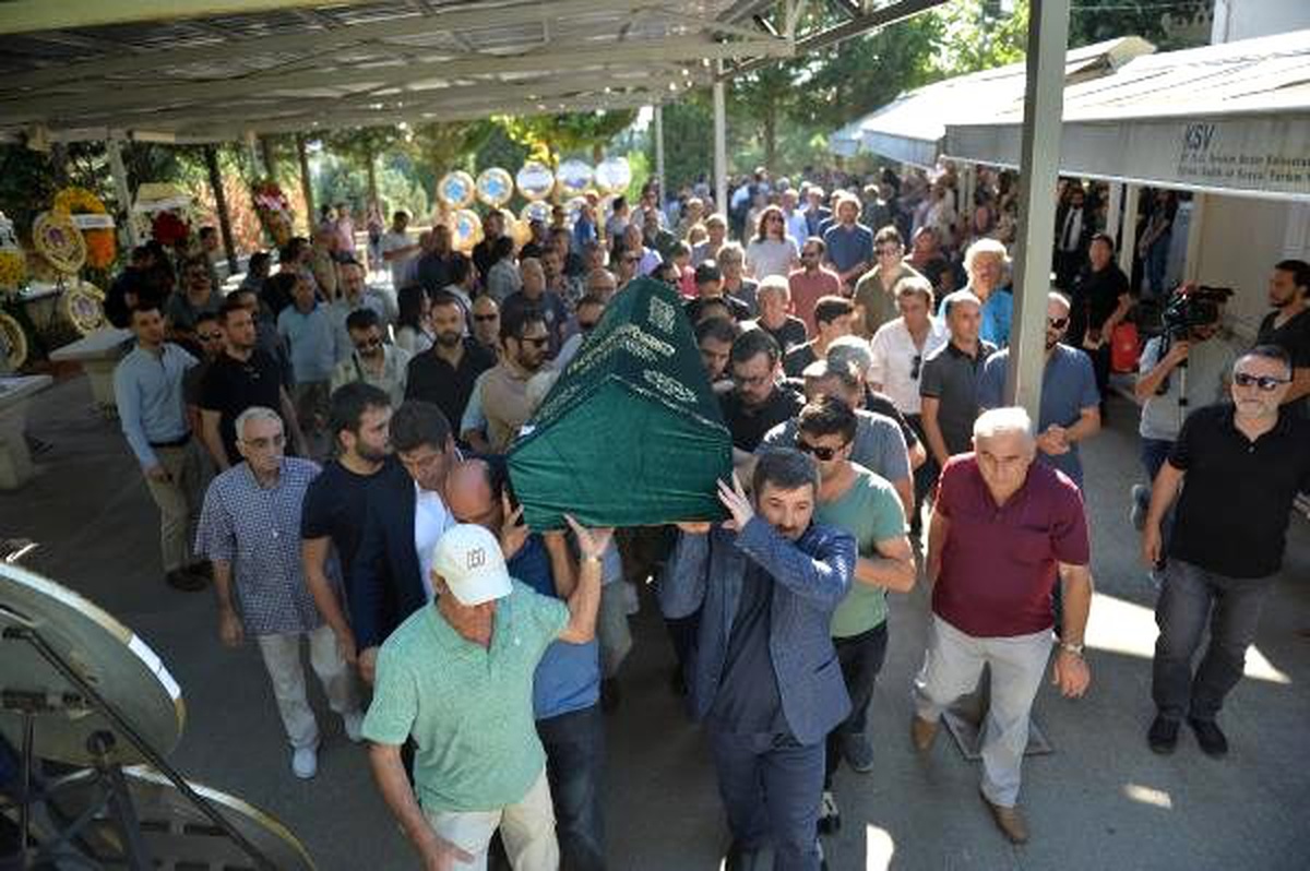 Tiyatro yazarı Tuncer Cücenoğlu son yolculuğuna uğurlandı