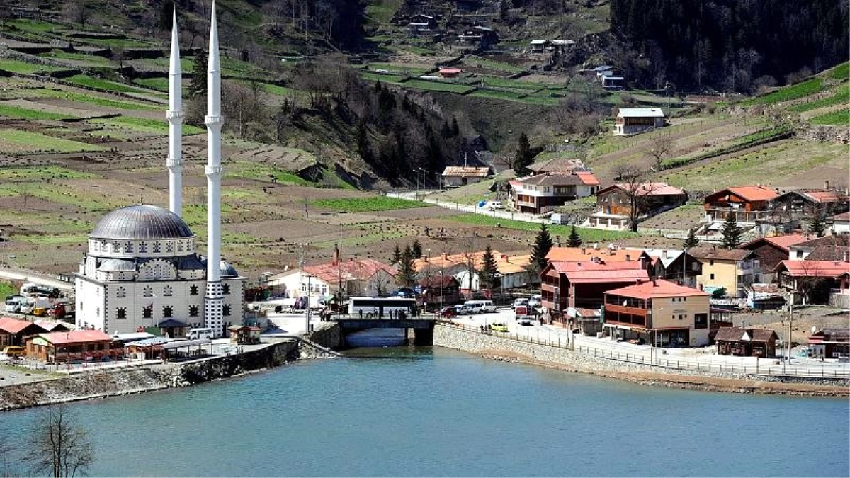 Trabzon\'da \'Kürdistan\' yazılı atkı ile fotoğraf çektiren 9 kişi sınır dışı edildi