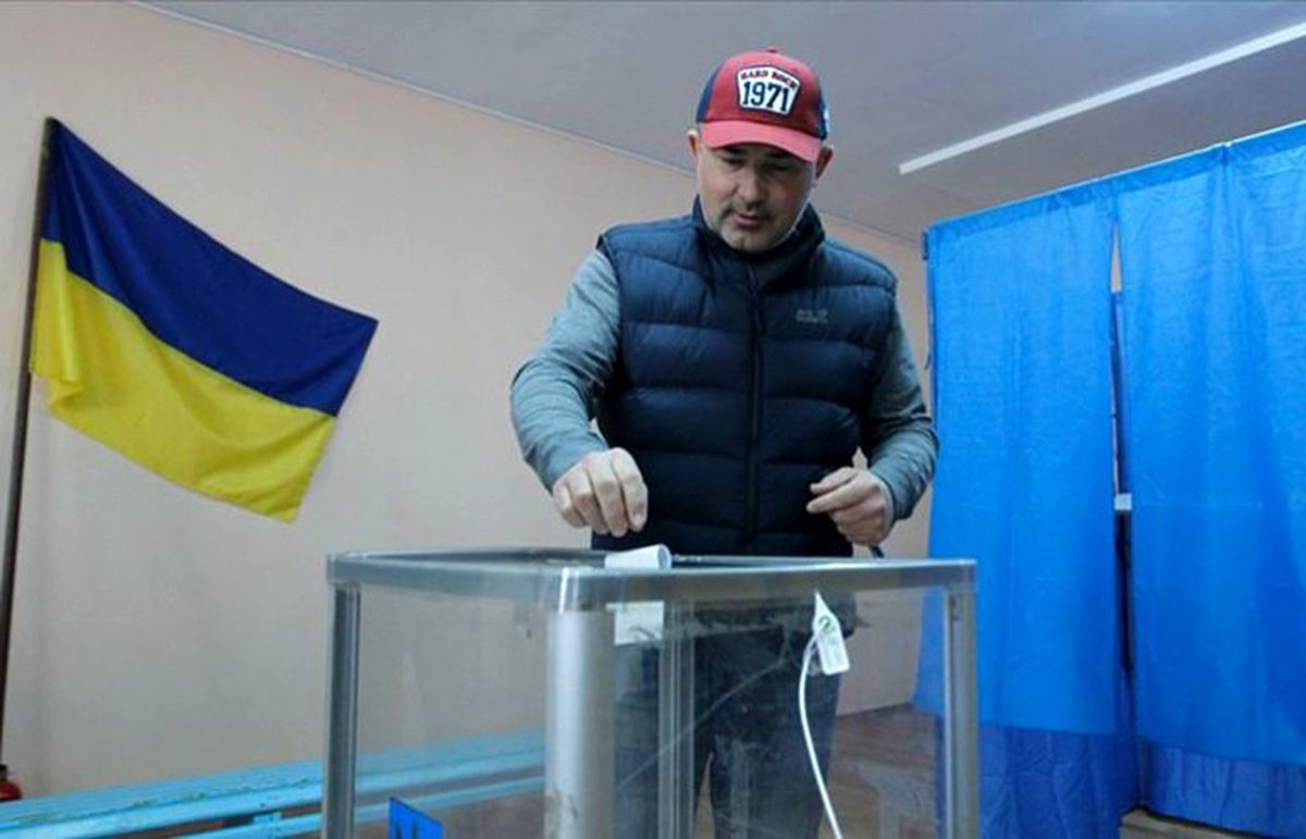 Ukrayna’da pazar günü erken genel seçim yapılacak