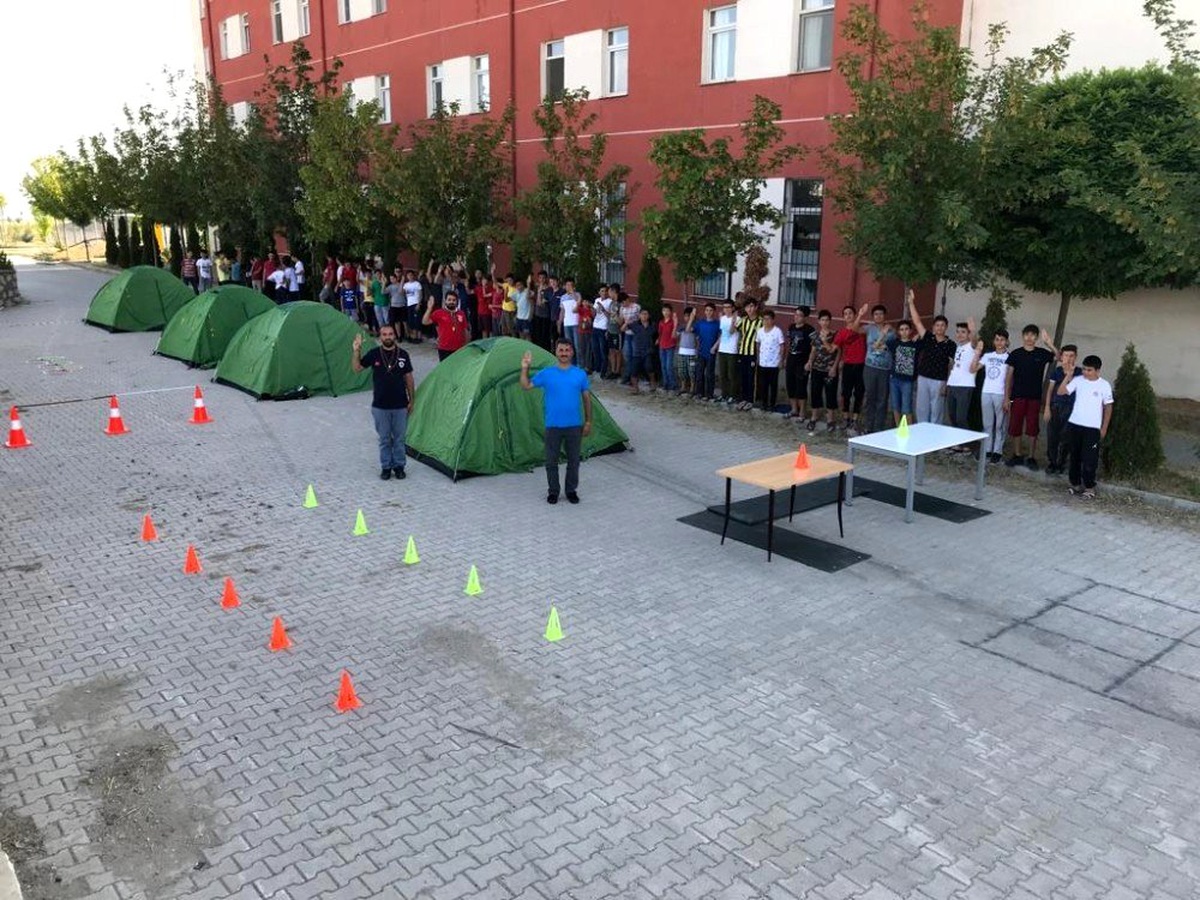 Yaz kampına katılan öğrencilere izcilik anlatıldı