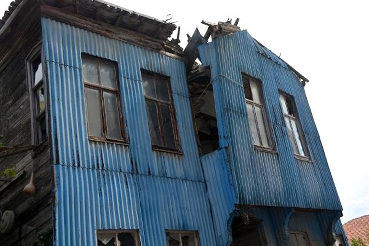Yıkılma riski taşıyan ahşap evi halatla bağladılar