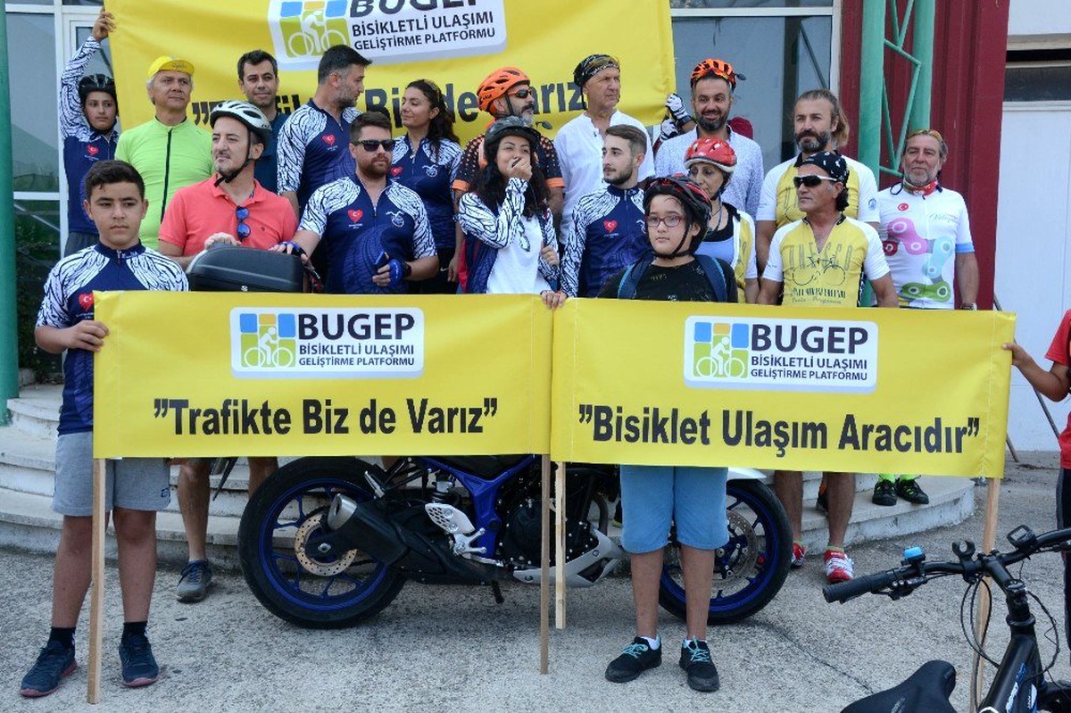 Aliağalı bisikletçiler "Trafikte biz de varız" dedi
