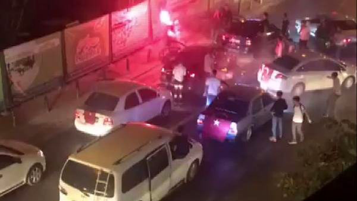 Asker uğurlayan gençler yol kapatıp meşale yaktılar