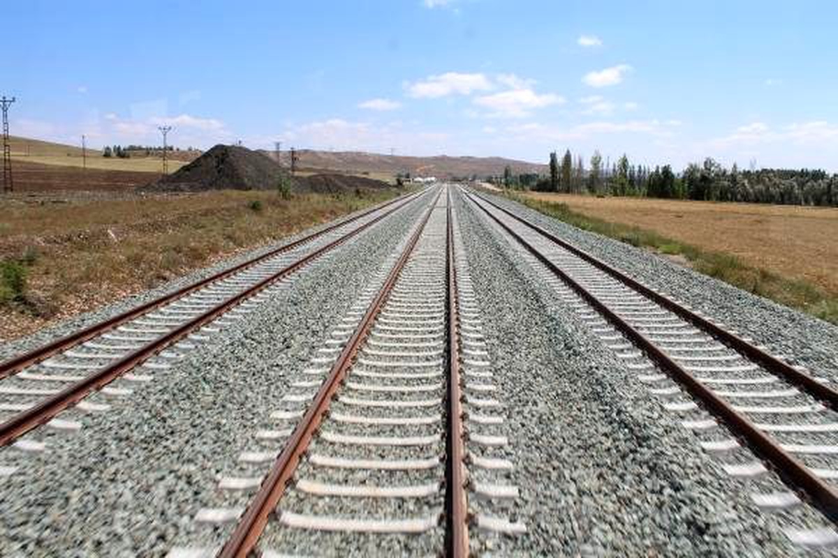 Atatürk\'ün ilk kazmayı vurduğu yenilenen demiryolu hattında test sürüşü