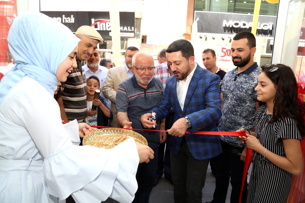 Belediye Başkanı Rasim Arı mağaza açılışına katıldı