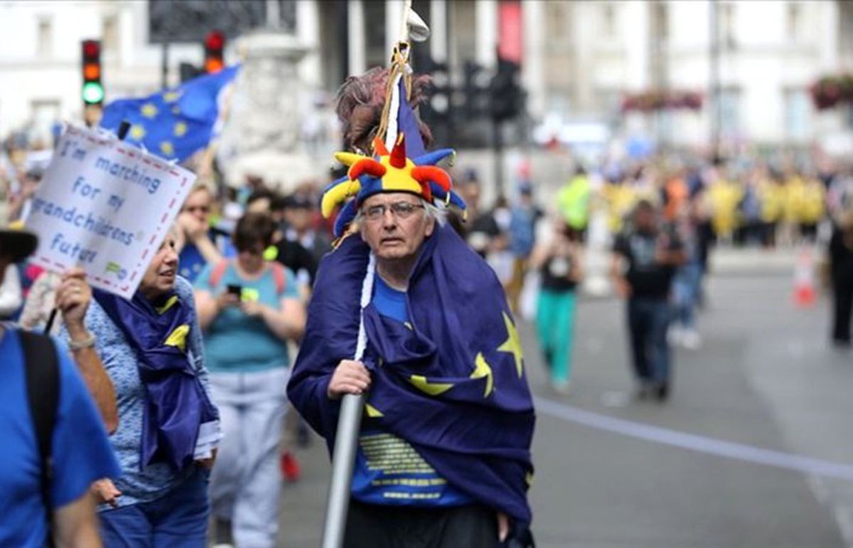 Binlerce kişi Brexit ve Johnson\'a karşı yürüdü