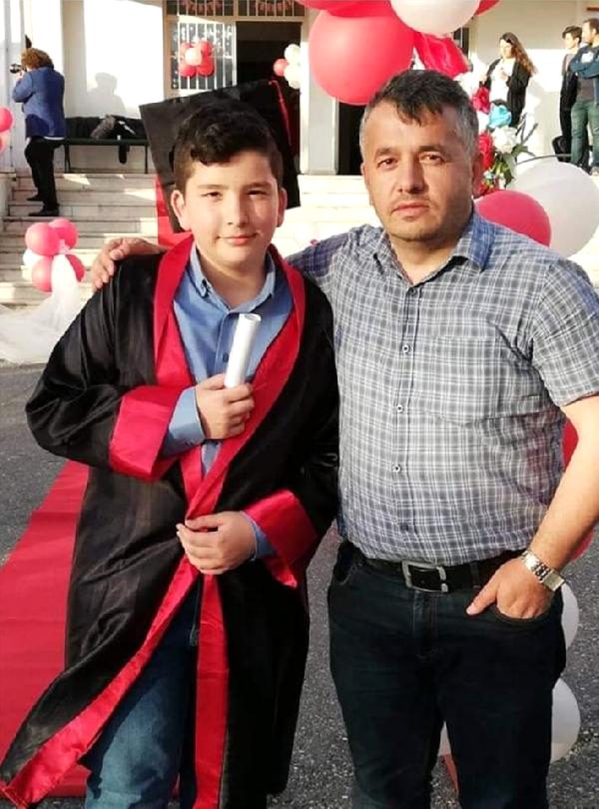 Burak, kaşına isabet eden maganda kurşunuyla yaralandı