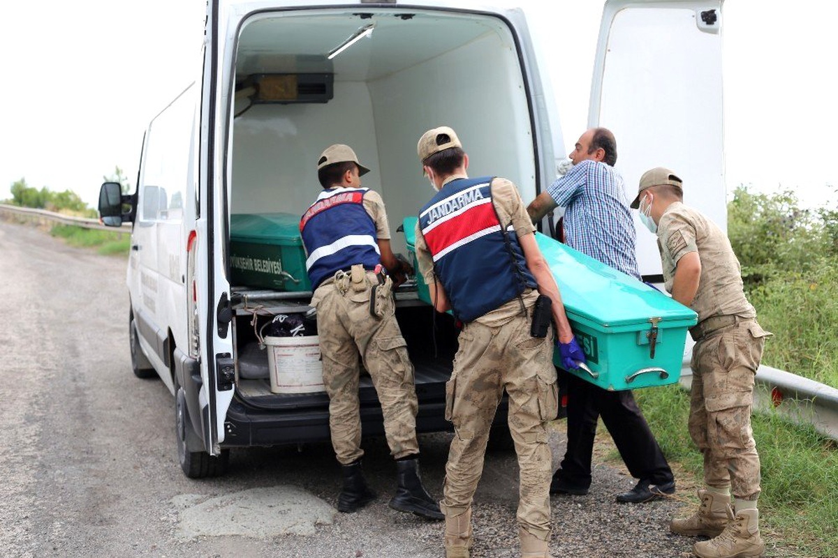 Deniz kıyısında kafası ve kolları olmayan erkek cesedi bulundu