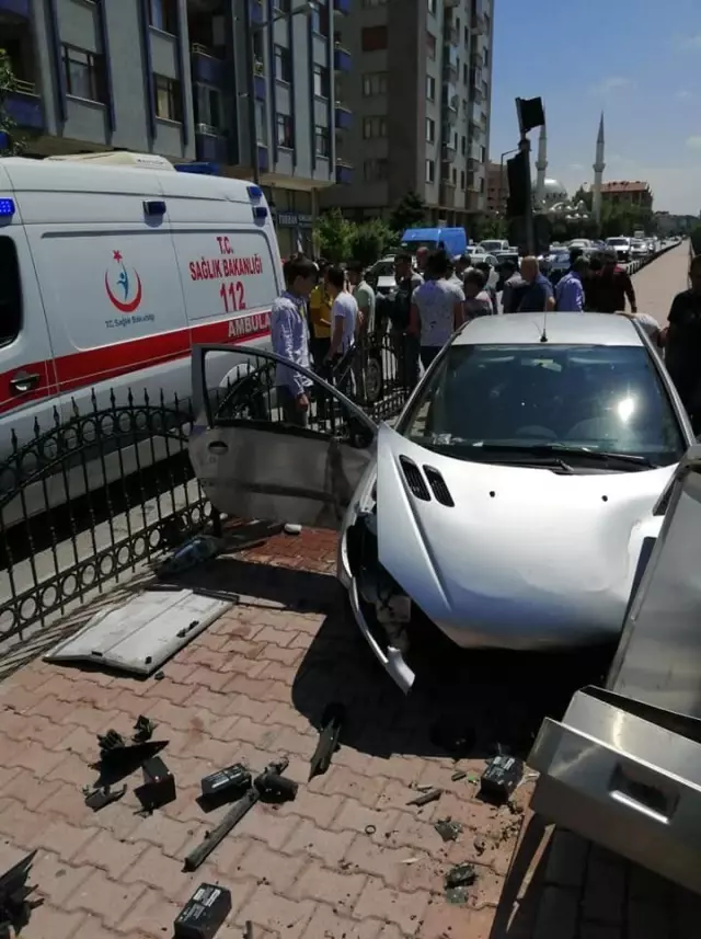 Duvara çarpan otomobilin kaza anı araç kamerasına yansıdı Son Dakika Duvara çarpan otomobilin kaza anı araç kamerasına yansıdı Son Dakika