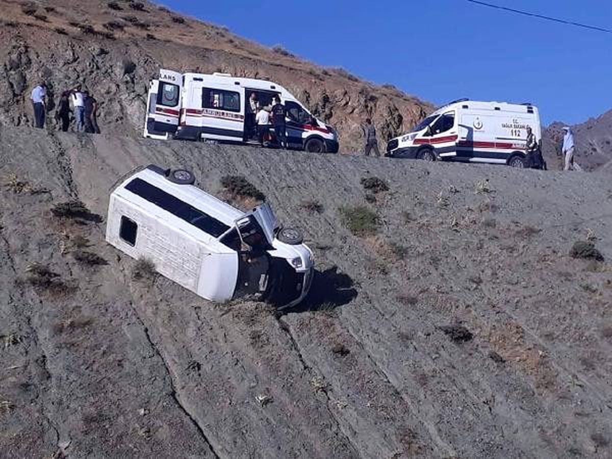 Elazığ\'da yolcu minibüsü devrildi: 4 yaralı