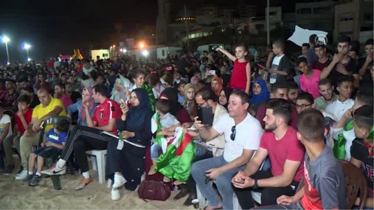Gazzeliler Cezayir\'in şampiyonluğunu kutladı