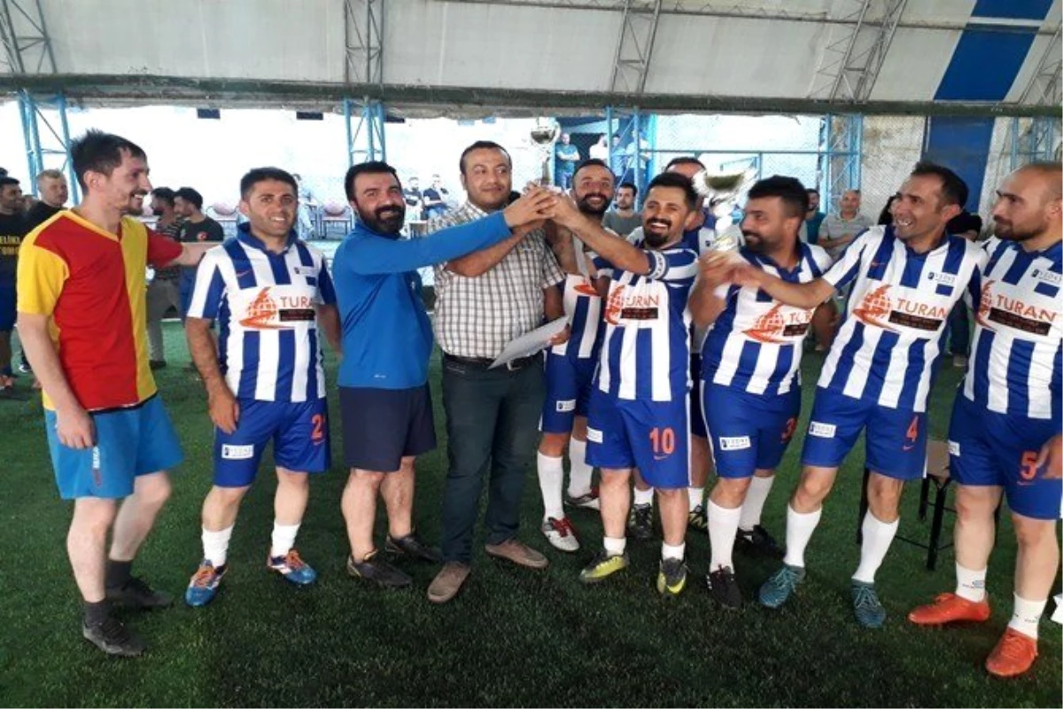 Hakkari\'de kurumlar arası halı saha futbol turnuvası