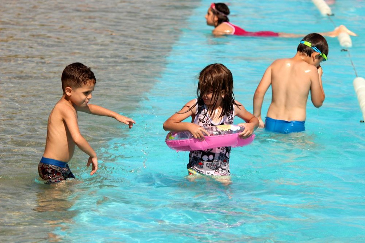 Hava sıcaklıkları 30 dereceyi aştı vatandaşlar soluğu plajda aldı