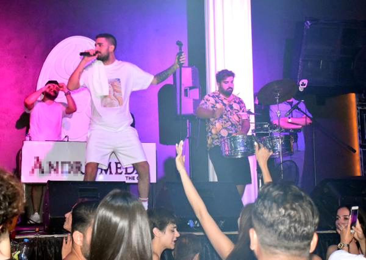 İdo, Marmaris\'te sahneye çıktı