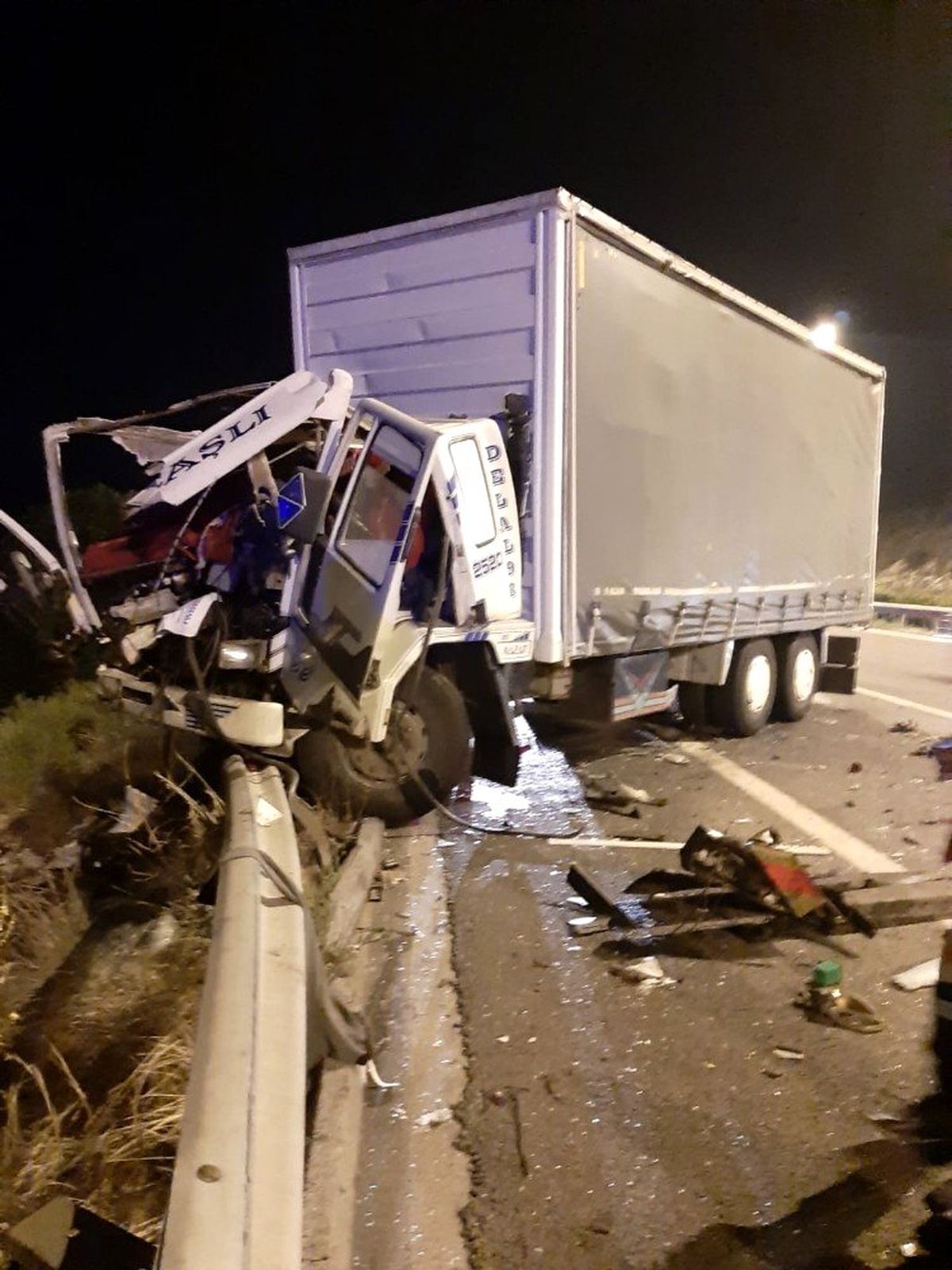 Kamyon, kamyona çarptı: 2 ölü, 3 yaralı