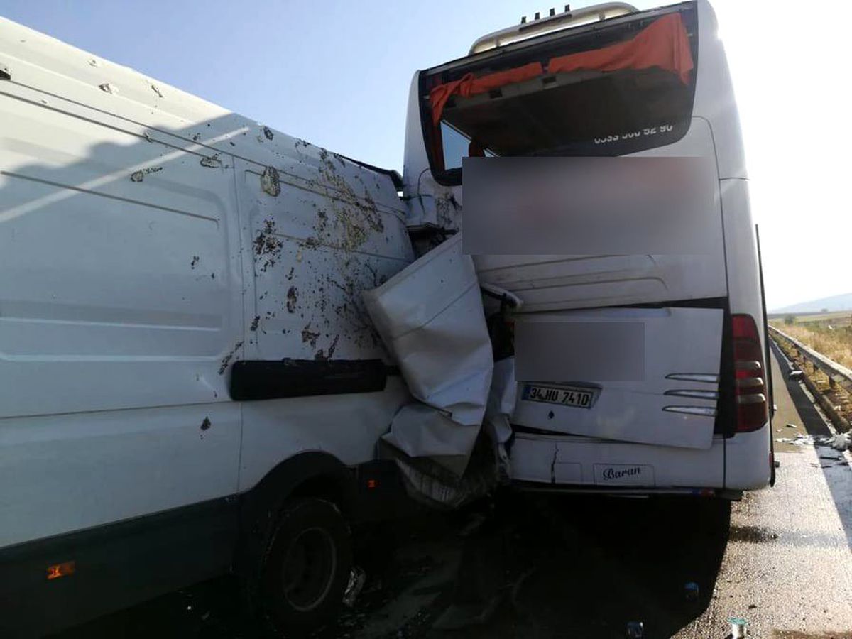 Kamyonet yolcu otobüsüne çarptı: 1 yaralı
