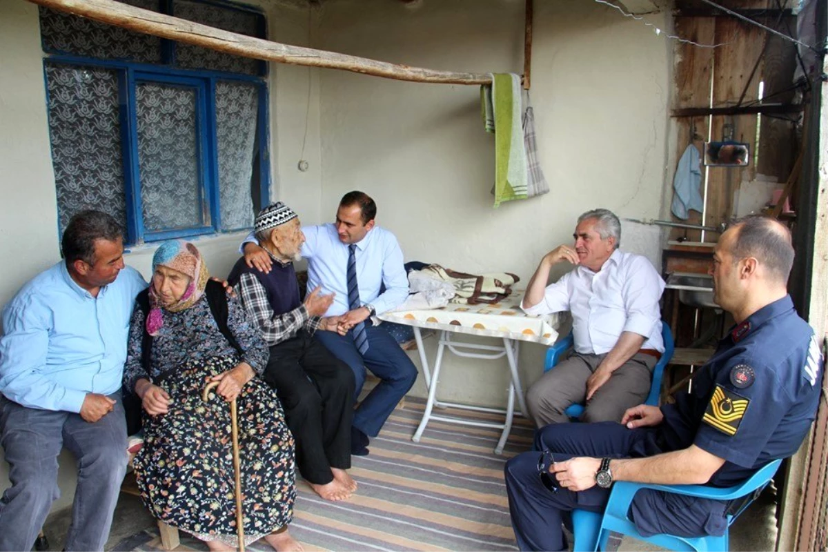 Kaymakam Abbasoğlu ve Başkan Akağaç\'tan yaşlılara ziyaret