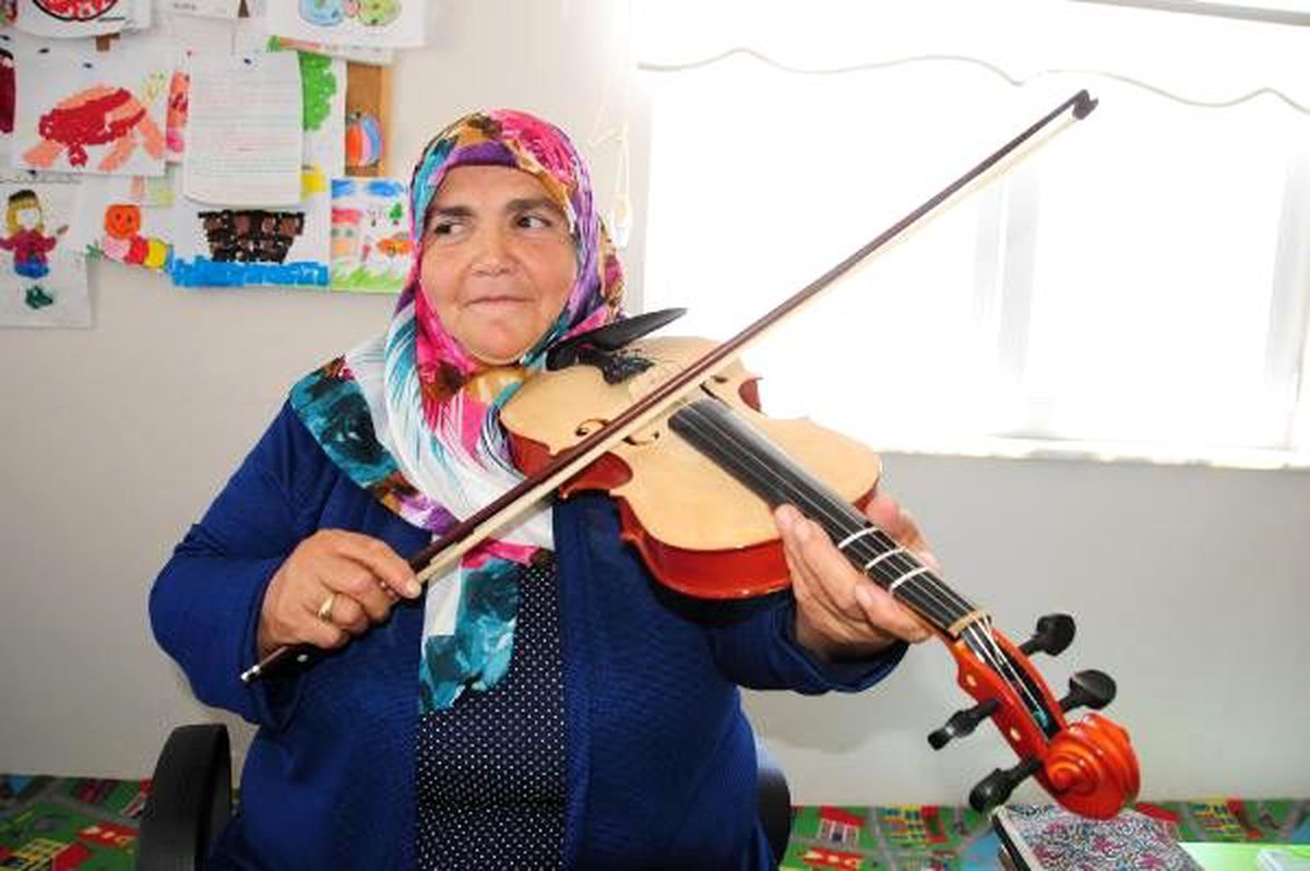 Keman çalma hayalini 58 yaşında gerçekleştirdi