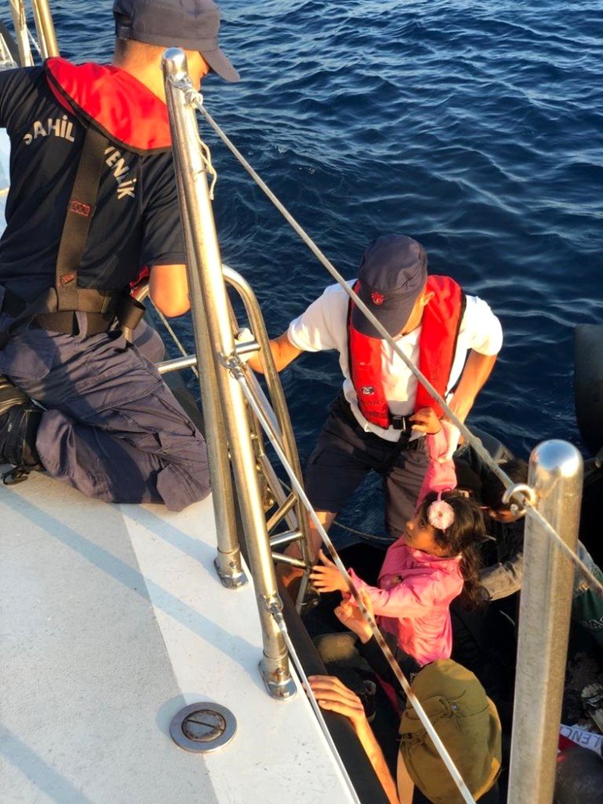 Kuşadası\'nda 14\'ü çocuk 48 kaçak göçmen yakalandı