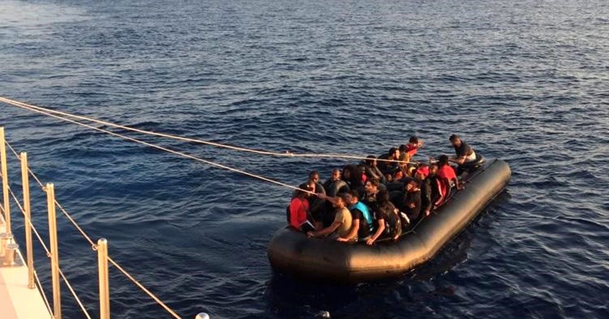 Kuşadası\'nda 14\'ü çocuk 48 kaçak göçmen yakalandı