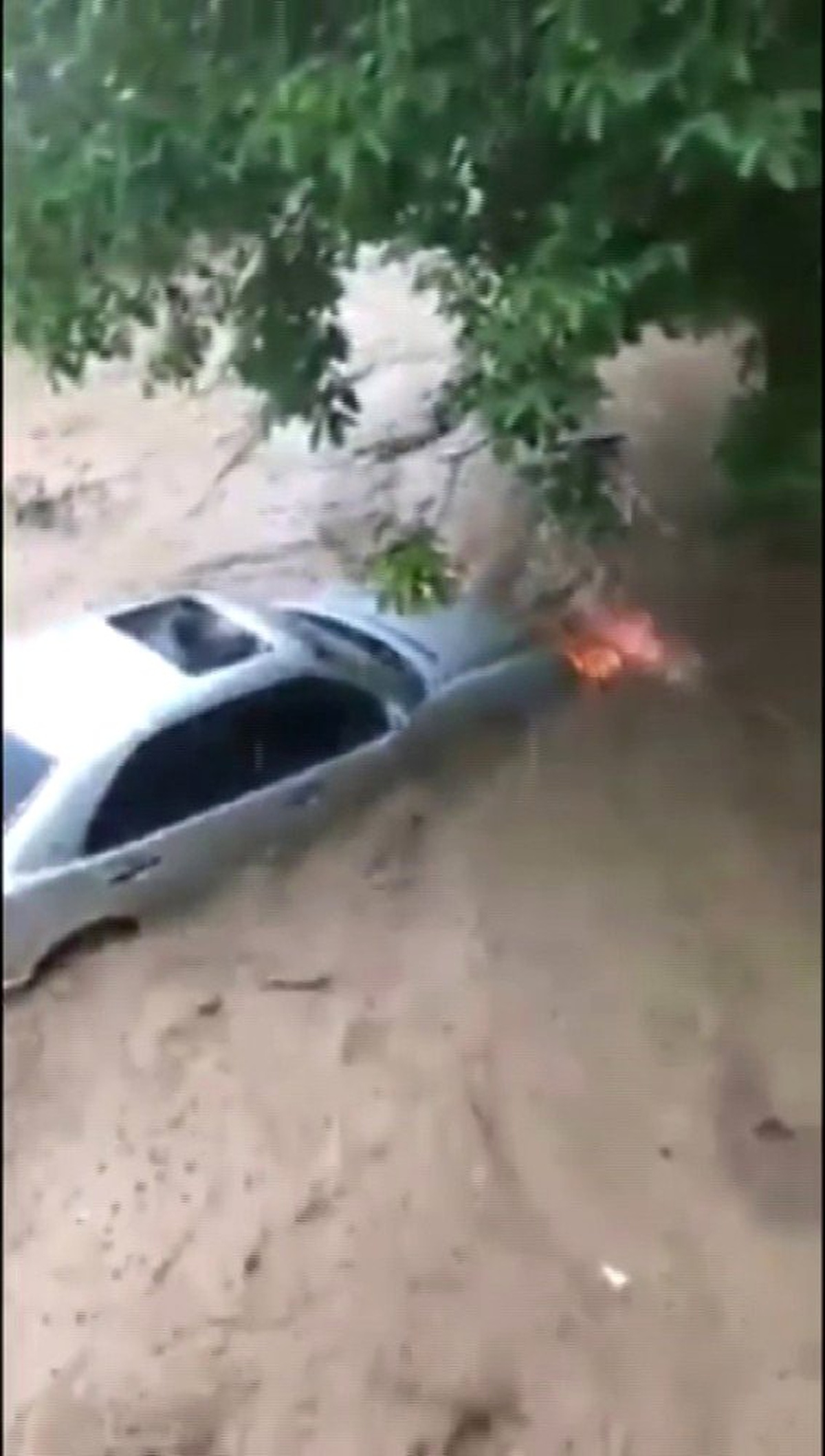 Lüks otomobilin sel sularında sürüklendiği anlar kamerada
