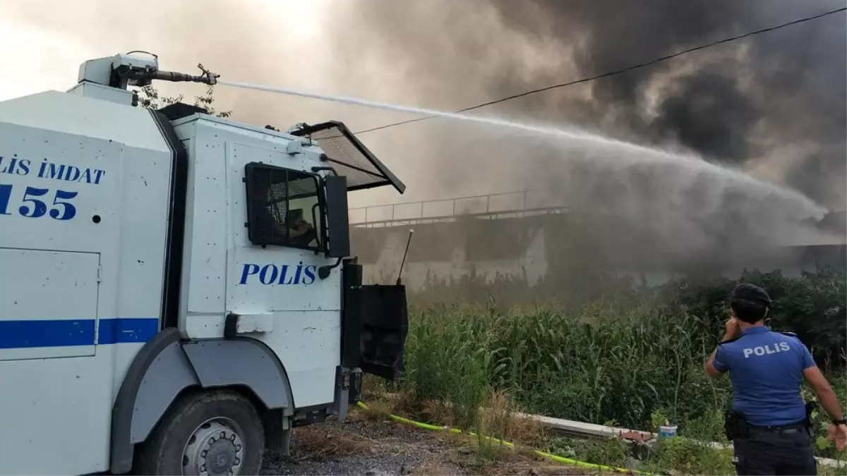 Mağaza yangınını söndürme çalışmasına TOMA\'lar da destek verdi