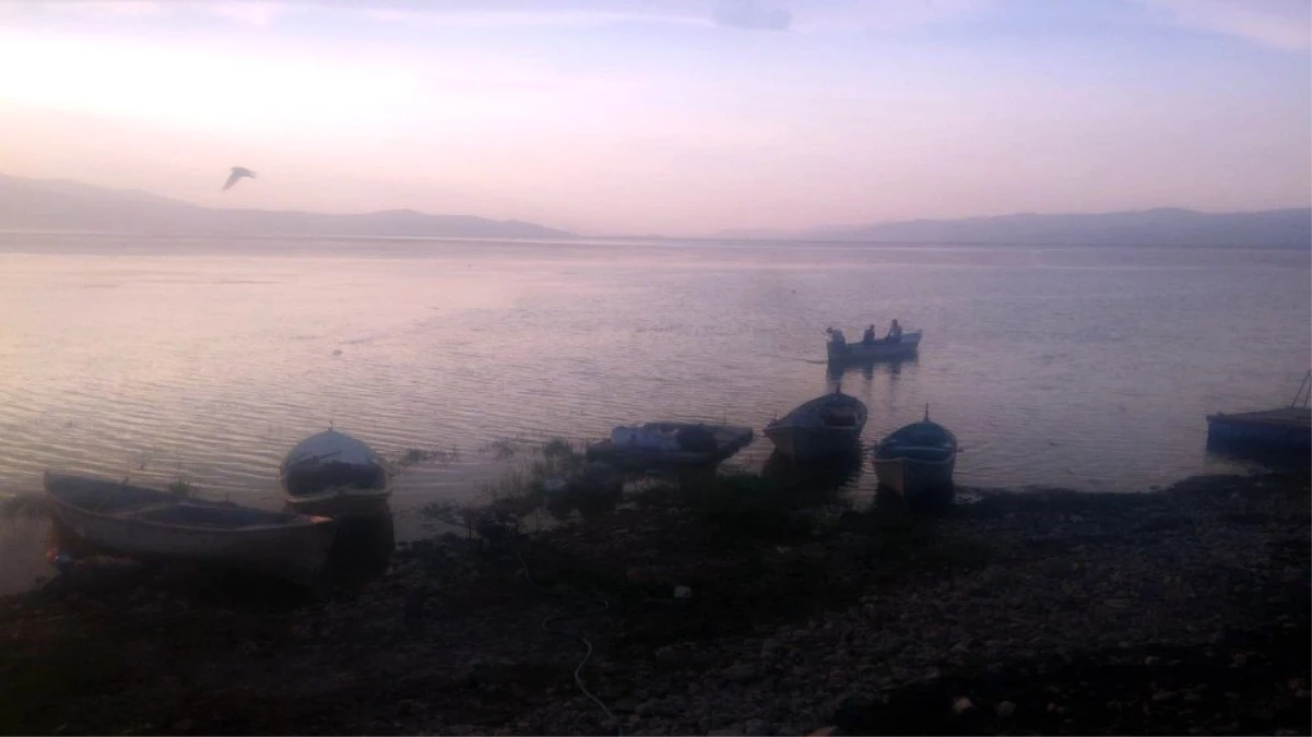 Marmara Gölü\'nde tekne alabora oldu: 3 kişi kurtarıldı, 2 kişi kayıp