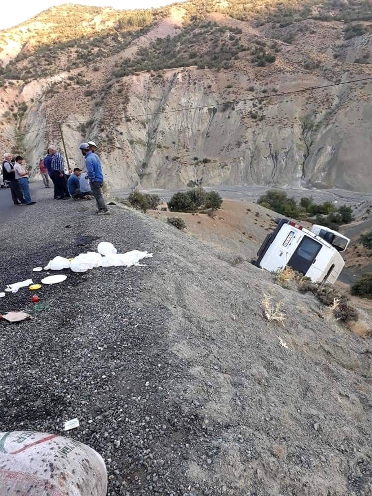 Minibüs şarampole yuvarlandı: 10 yaralı