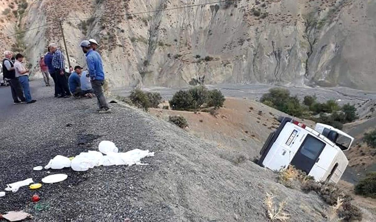 Minibüs şarampole yuvarlandı: 10 yaralı