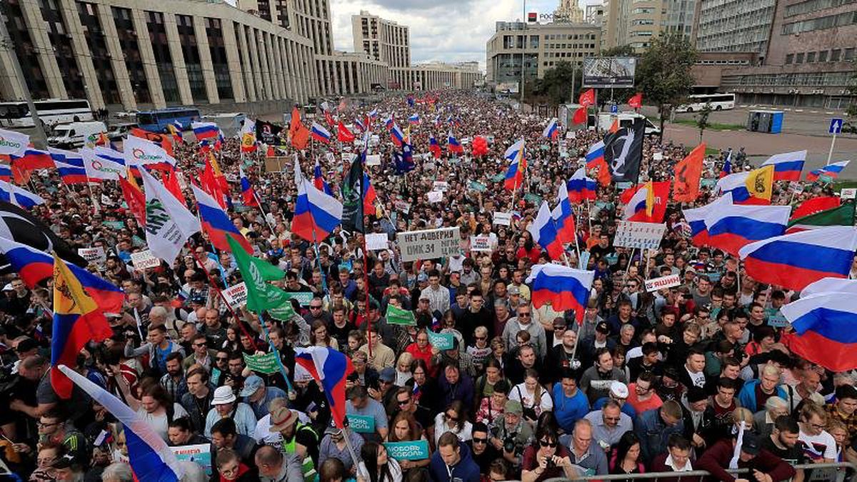 Moskova\'da seçim öncesi 12 bin kişi \'Putin karşıtı adaylar\' için sokağa indi