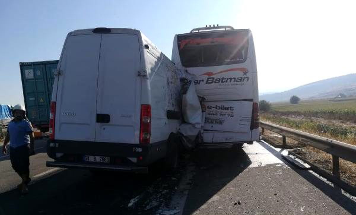 Otobüse çarpan kamyonetin sürücüsü yaralandı