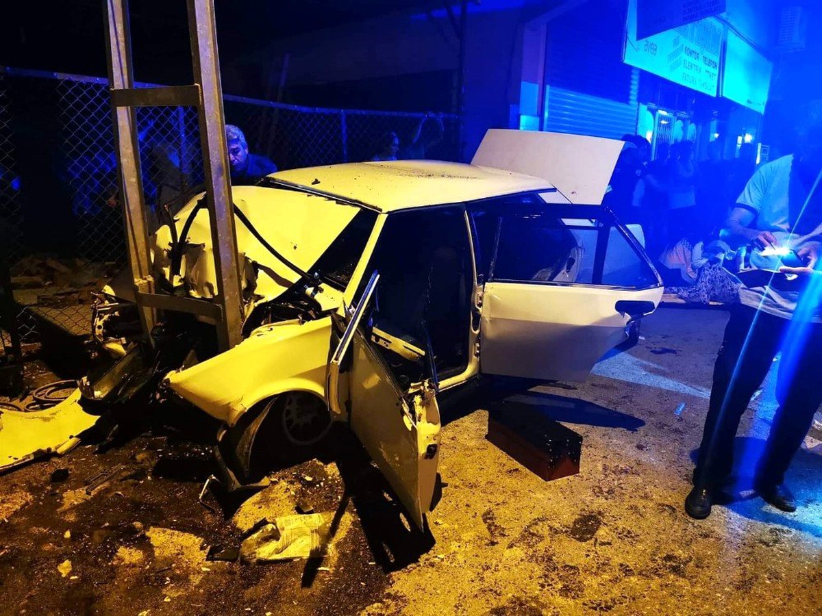 Otomobil elektrik direğine çarptı: 1 ölü, 6 yaralı
